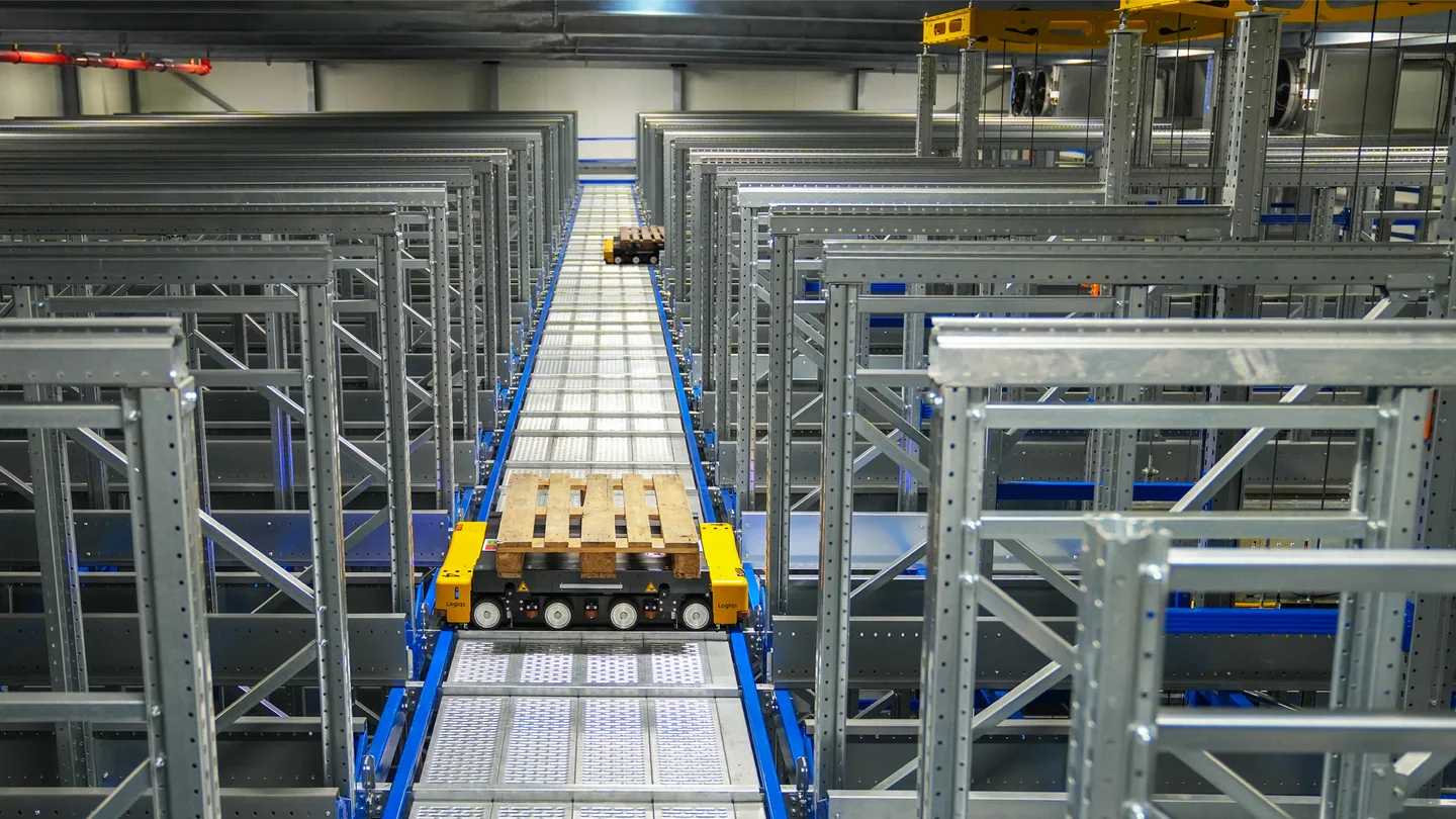 Automated storage racks with a central material-handling aisle