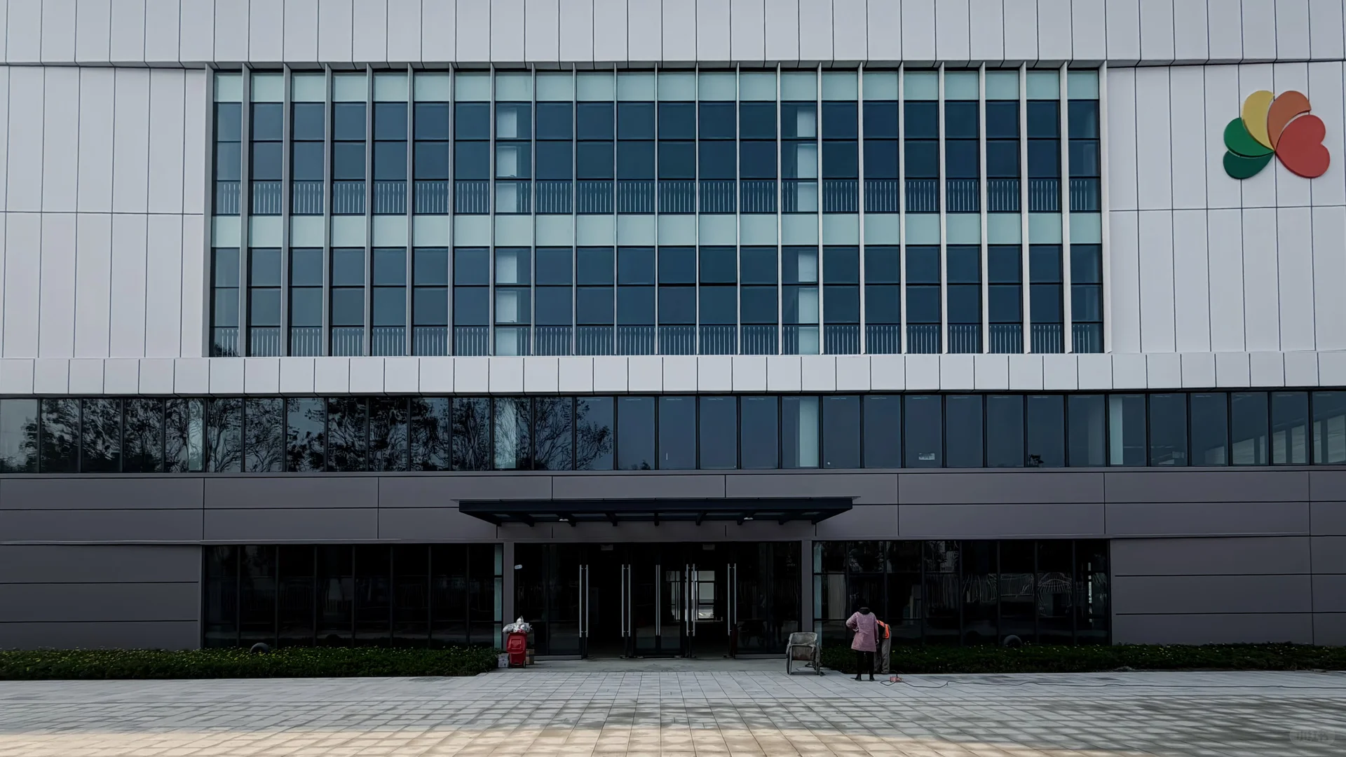 Glazed upper facade above distribution centre loading doors