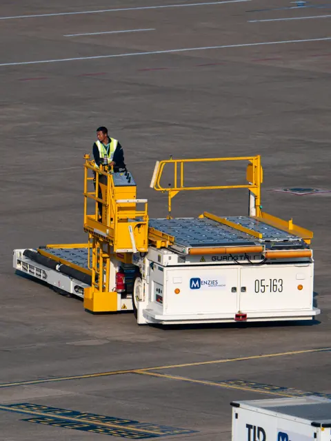 Cargo loading platform and operator on an airport apron