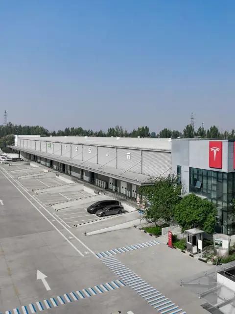 Long loading frontage with parked vehicles at a logistics park