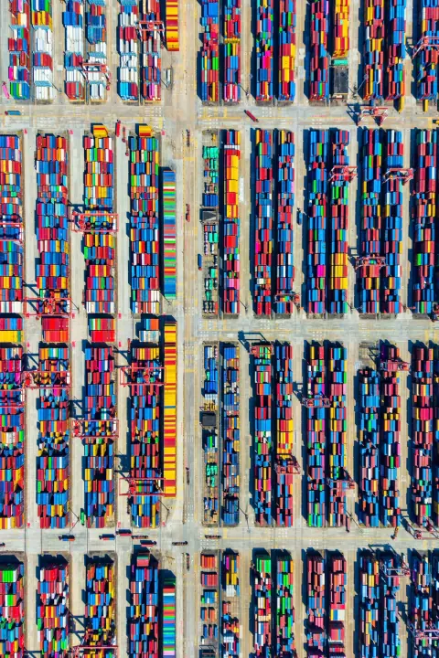 Grid of container stacks and parallel terminal lanes seen from above