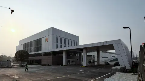 Distribution centre entrance with a covered vehicle approach