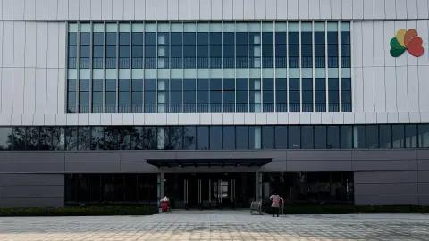 Glazed upper facade above distribution centre loading doors